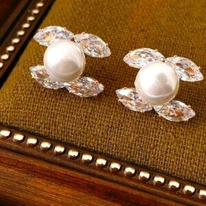 🌟NWOT Luxe Designer Inspired Pearl and Crystal Bridal Stud Earrings 🌟